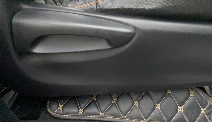 2017 Toyota Innova Crysta 2.8 GX AT 7 STR, Diesel, Automatic, 1,05,022 km, Driver Side Adjustment Panel