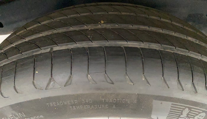 2017 Toyota Innova Crysta 2.8 GX AT 7 STR, Diesel, Automatic, 1,05,022 km, Right Rear Tyre Tread