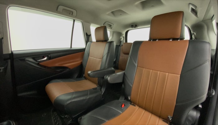 2017 Toyota Innova Crysta 2.8 GX AT 7 STR, Diesel, Automatic, 1,05,022 km, Right Side Door Cabin View