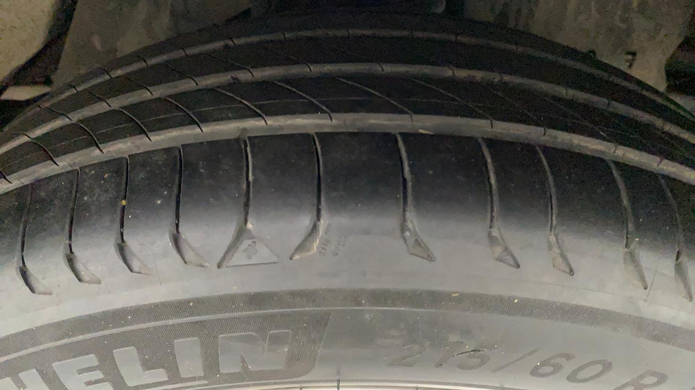 2017 Toyota Innova Crysta 2.8 GX AT 7 STR, Diesel, Automatic, 1,05,022 km, Right Front Tyre Tread