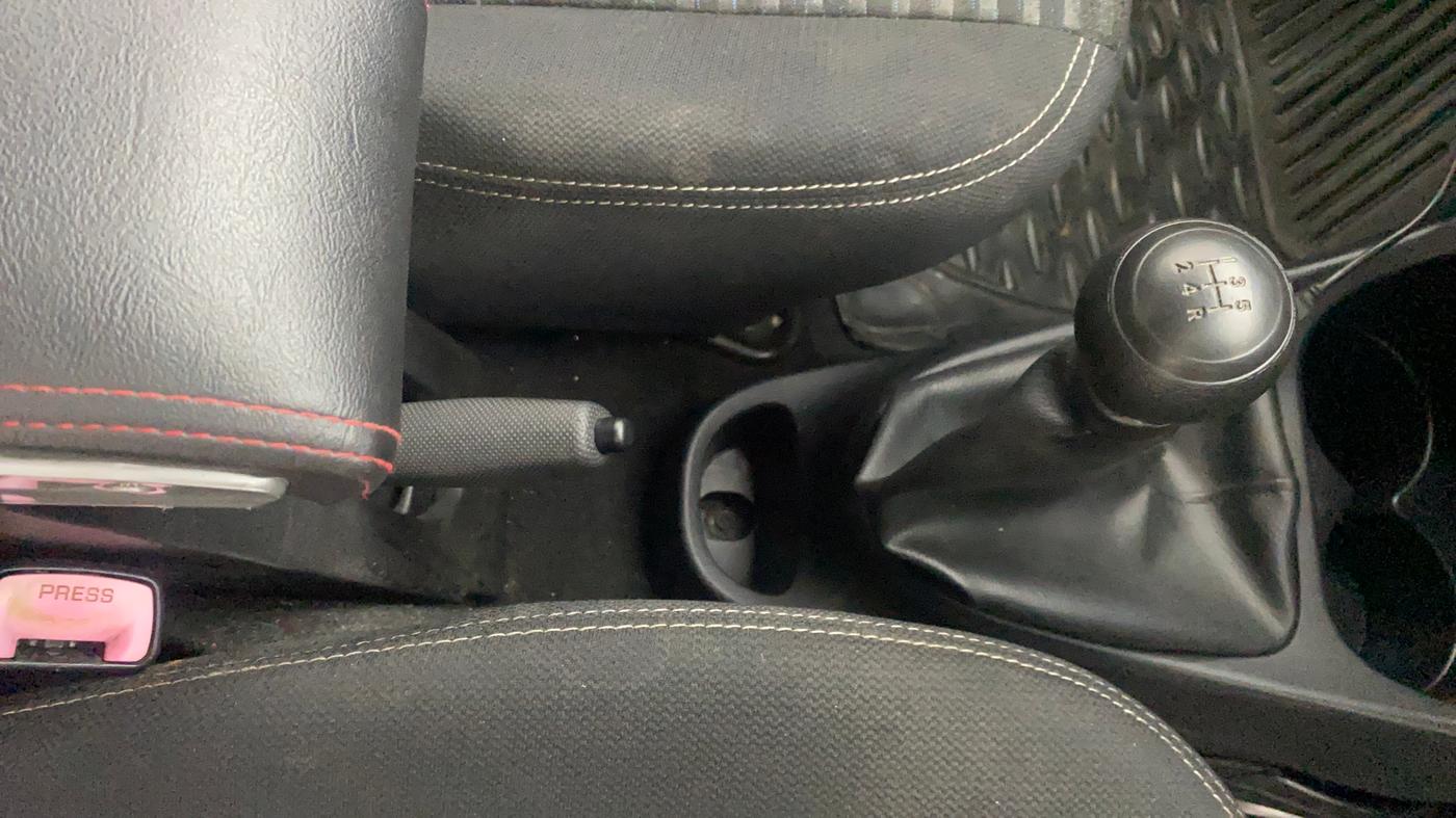 2015 Toyota Etios CROSS 1.2 G, Petrol, Manual, 81,910 km, Gear Lever