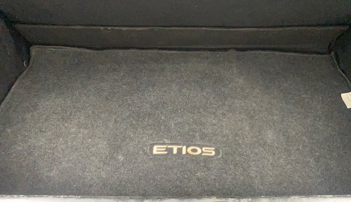 2015 Toyota Etios CROSS 1.2 G, Petrol, Manual, 81,892 km, Boot Inside