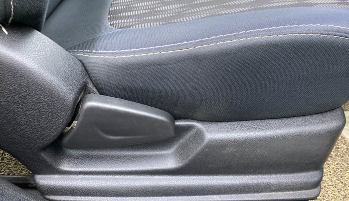 2019 Renault Kwid 1.0 RXT Opt, Petrol, Manual, 31,022 km, Driver Side Adjustment Panel