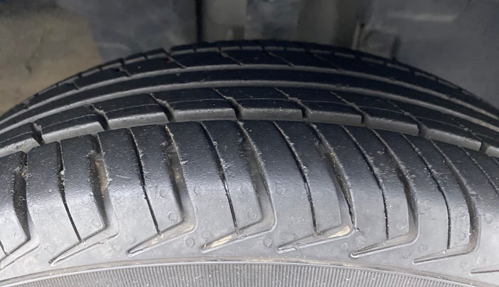 2019 Renault Kwid 1.0 RXT Opt, Petrol, Manual, 31,022 km, Right Front Tyre Tread