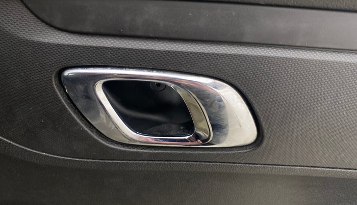 2019 Renault Kwid RXT 1.0 AMT (O), Petrol, Automatic, 47,251 km, Driver Side Door Panels Control