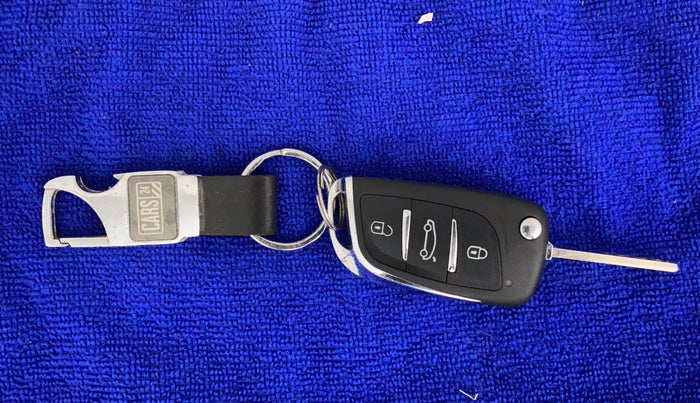 2017 Tata NEXON XM PETROL, CNG, Manual, 50,623 km, Key Close Up