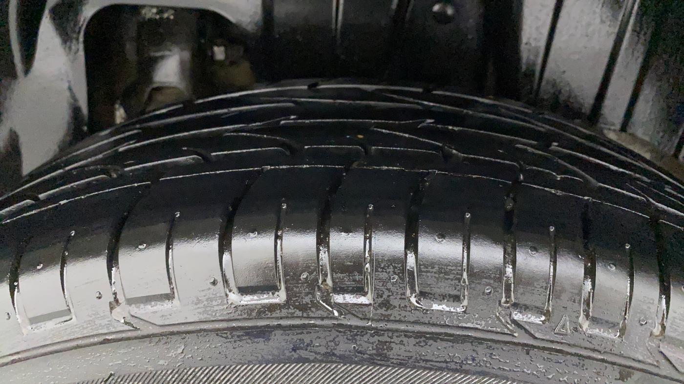 2022 Mahindra XUV300 W6 1.2 PETROL, Petrol, Manual, 21,151 km, Left Rear Tyre Tread