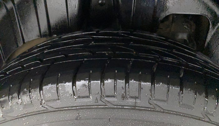 2022 Mahindra XUV300 W6 1.2 PETROL, Petrol, Manual, 21,151 km, Right Rear Tyre Tread
