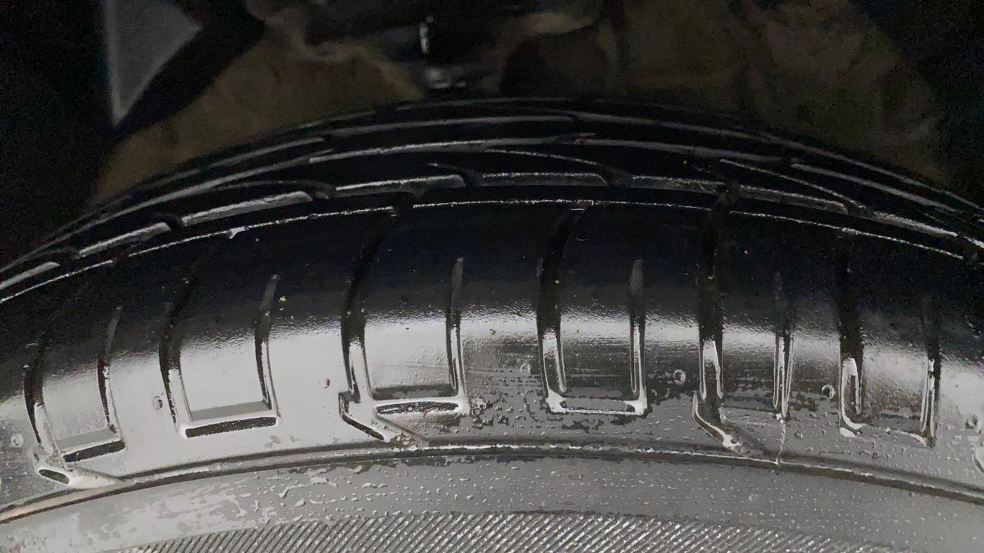 2022 Mahindra XUV300 W6 1.2 PETROL, Petrol, Manual, 21,151 km, Right Front Tyre Tread