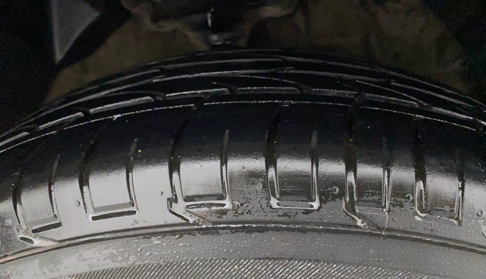 2022 Mahindra XUV300 W6 1.2 PETROL, Petrol, Manual, 21,151 km, Right Front Tyre Tread