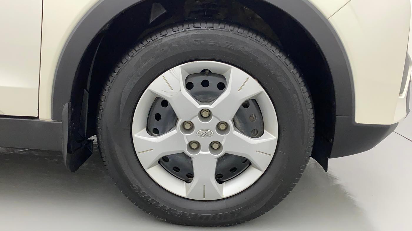 2022 Mahindra XUV300 W6 1.2 PETROL, Petrol, Manual, 21,151 km, Right Front Wheel