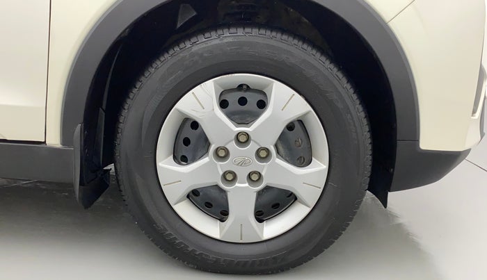 2022 Mahindra XUV300 W6 1.2 PETROL, Petrol, Manual, 21,151 km, Right Front Wheel