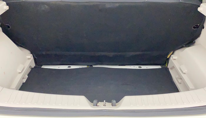 2022 Mahindra XUV300 W6 1.2 PETROL, Petrol, Manual, 21,151 km, Boot Inside
