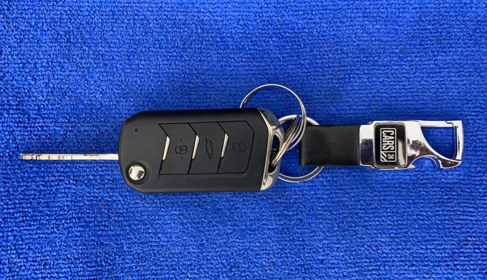 2022 Mahindra XUV300 W6 1.2 PETROL, Petrol, Manual, 21,151 km, Key Close Up