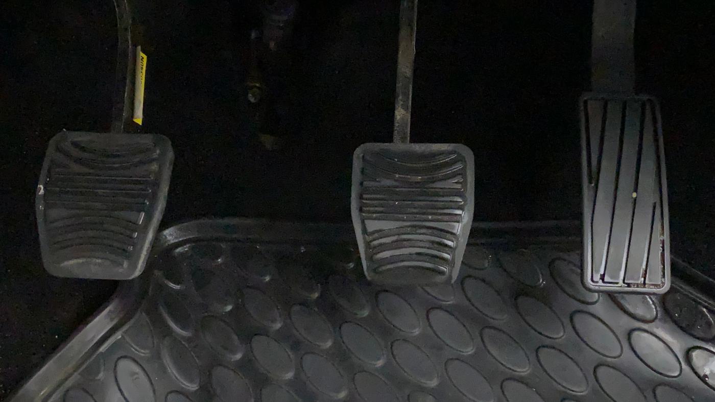 2022 Mahindra XUV300 W6 1.2 PETROL, Petrol, Manual, 21,151 km, Pedals
