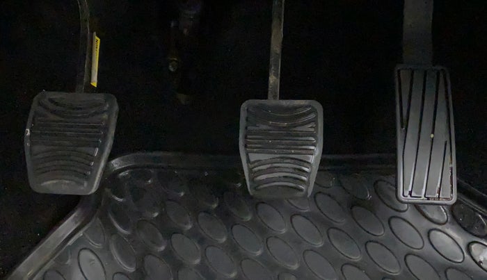 2022 Mahindra XUV300 W6 1.2 PETROL, Petrol, Manual, 21,151 km, Pedals