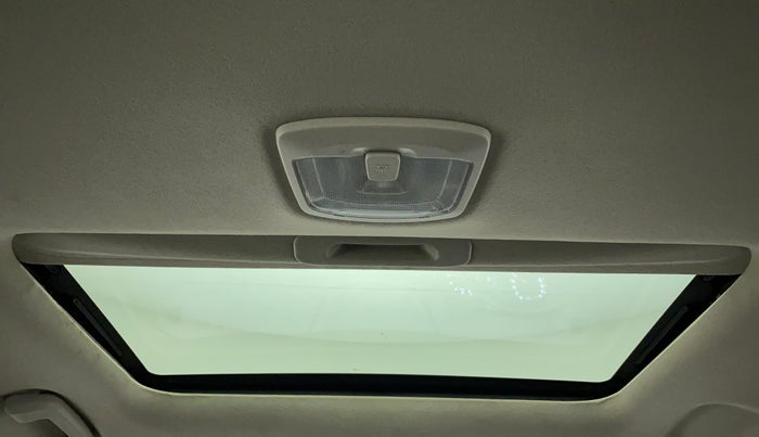 2022 Mahindra XUV300 W6 1.2 PETROL, Petrol, Manual, 21,151 km, Moonroof/ Sunroof