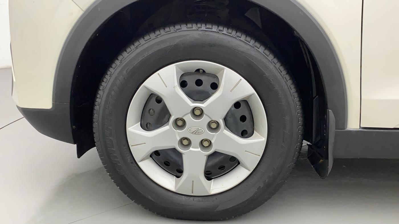 2022 Mahindra XUV300 W6 1.2 PETROL, Petrol, Manual, 21,151 km, Left Front Wheel