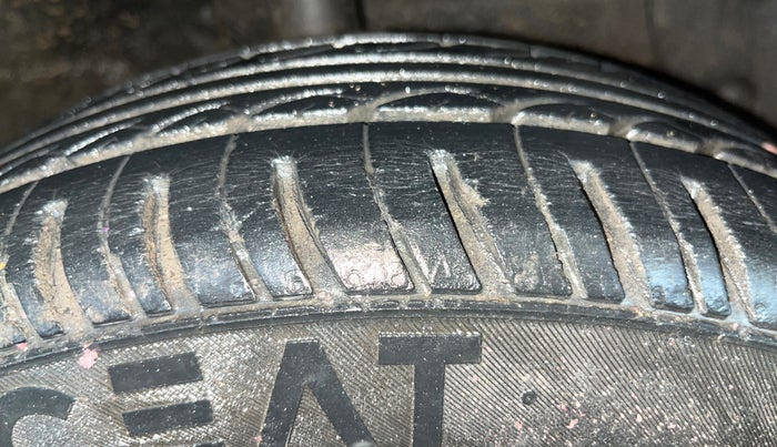 2016 Hyundai Grand i10 MAGNA 1.2 KAPPA VTVT, CNG, Manual, 67,135 km, Right Front Tyre Tread