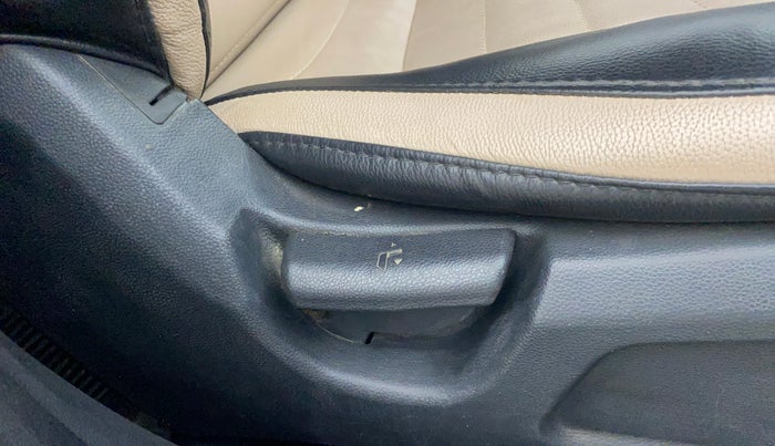 2016 Hyundai Elite i20 MAGNA 1.2, Petrol, Manual, 1,08,138 km, Driver Side Adjustment Panel