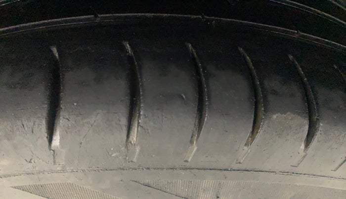 2016 Hyundai Elite i20 MAGNA 1.2, Petrol, Manual, 1,08,138 km, Right Rear Tyre Tread