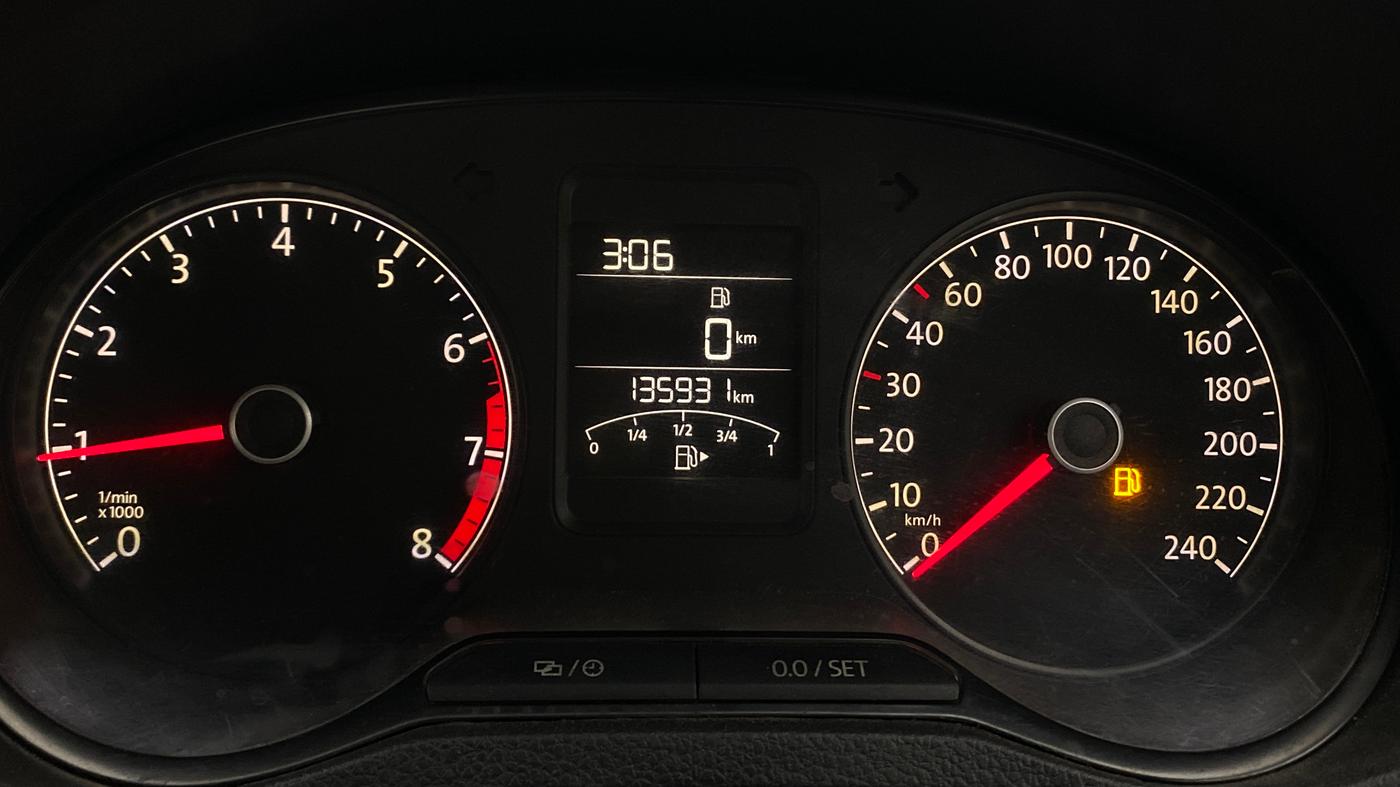 2015 Volkswagen Polo HIGHLINE1.2L, Petrol, Manual, 1,35,927 km, Odometer Image