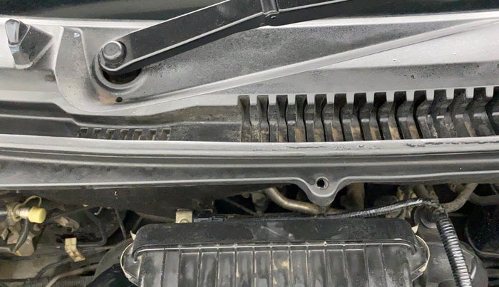2014 Maruti Ertiga VXI, Petrol, Manual, 45,864 km, Bonnet (hood) - Cowl vent panel has minor damage