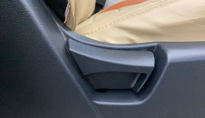 2019 Mahindra XUV300 W6 1.5 DIESEL, Diesel, Manual, 88,443 km, Driver Side Adjustment Panel