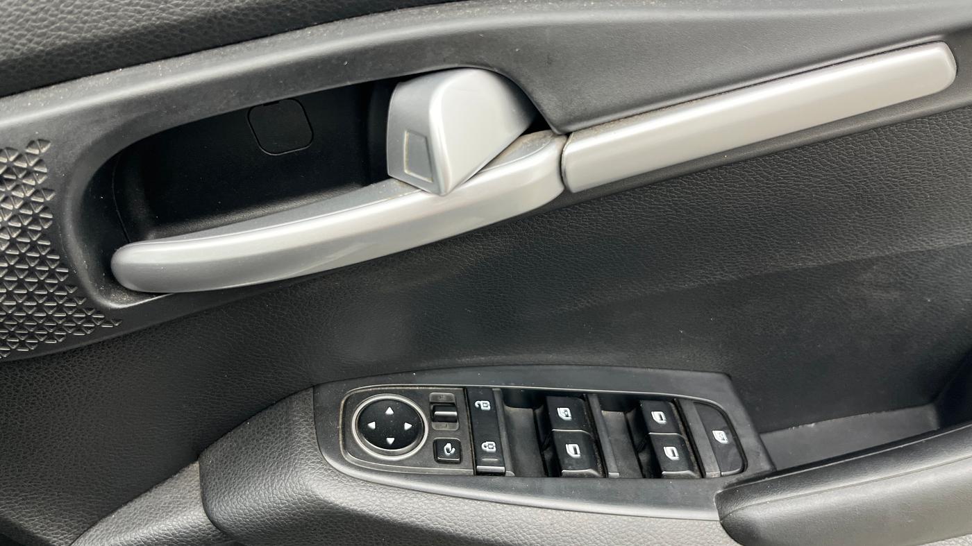 2020 KIA SELTOS HTK PLUS 1.5 DIESEL, Diesel, Manual, 1,38,712 km, Driver Side Door Panels Control
