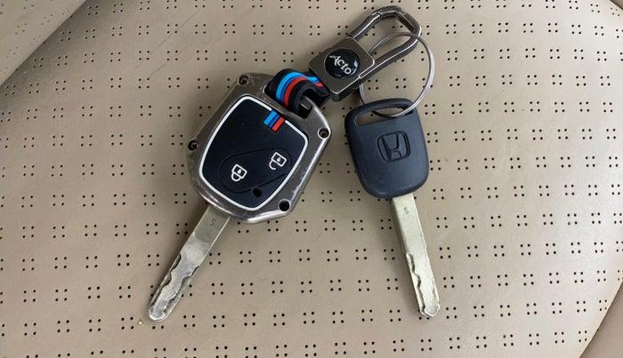 2017 Honda Amaze 1.2L I-VTEC S, CNG, Manual, 1,23,553 km, Key Close Up