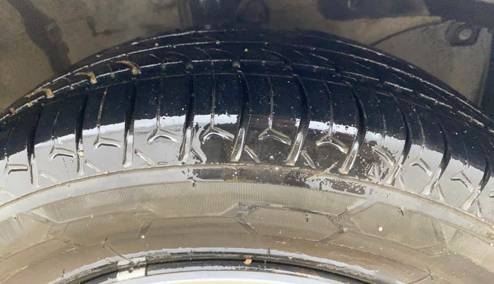 2017 Honda Amaze 1.2L I-VTEC S, CNG, Manual, 1,23,553 km, Right Front Tyre Tread