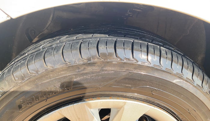 2015 Hyundai Grand i10 SPORTZ 1.2 KAPPA VTVT, Petrol, Manual, 38,403 km, Left Front Tyre Tread