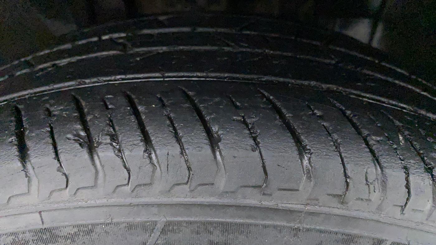 2021 Nissan MAGNITE XV PREMIUM MT DUAL TONE, Petrol, Manual, 31,073 km, Right Front Tyre Tread