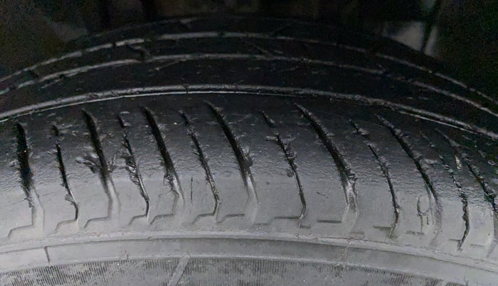 2021 Nissan MAGNITE XV PREMIUM MT DUAL TONE, Petrol, Manual, 31,073 km, Right Front Tyre Tread