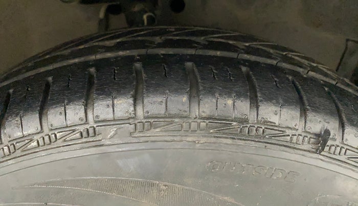 2013 Maruti Ritz VXI, Petrol, Manual, 62,232 km, Right Front Tyre Tread