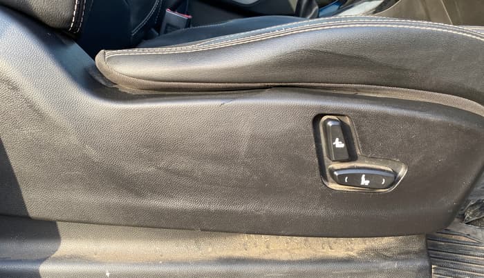 2019 MG HECTOR SHARP 2.0 DIESEL, Diesel, Manual, 1,04,281 km, Driver Side Adjustment Panel