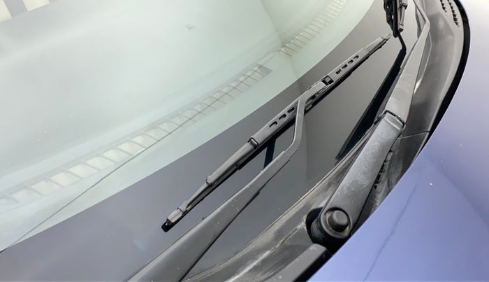2019 Maruti Ciaz SIGMA 1.5 SHVS MT  PETROL, Petrol, Manual, 83,405 km, Front windshield - Wiper blade not fixed properly