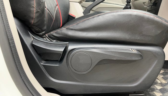 2019 Mahindra XUV300 W8 1.5 DIESEL, Diesel, Manual, 88,401 km, Driver Side Adjustment Panel