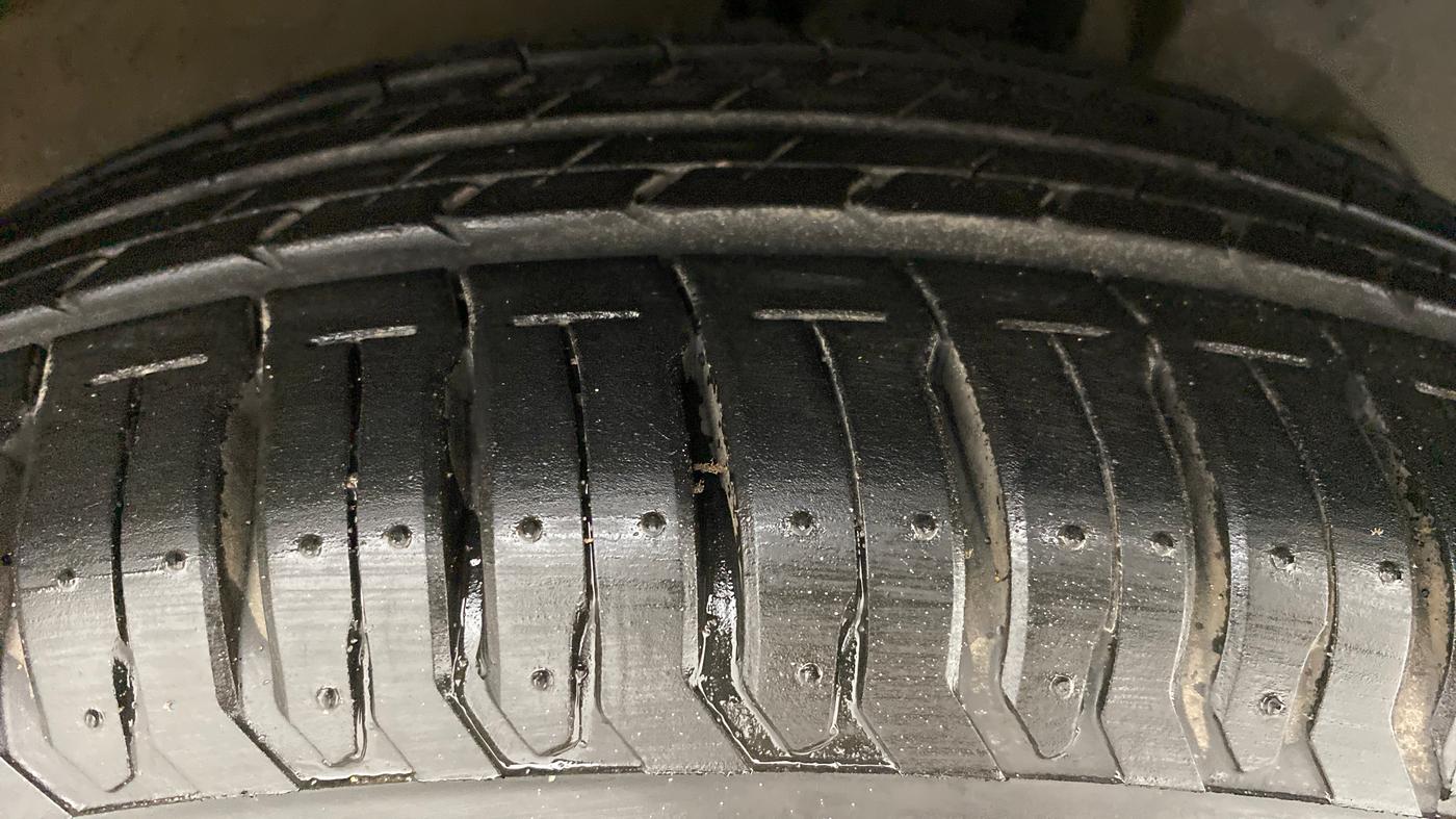 2018 Maruti Dzire ZXI Plus AMT, Petrol, Automatic, 15,805 km, Right Front Tyre Tread