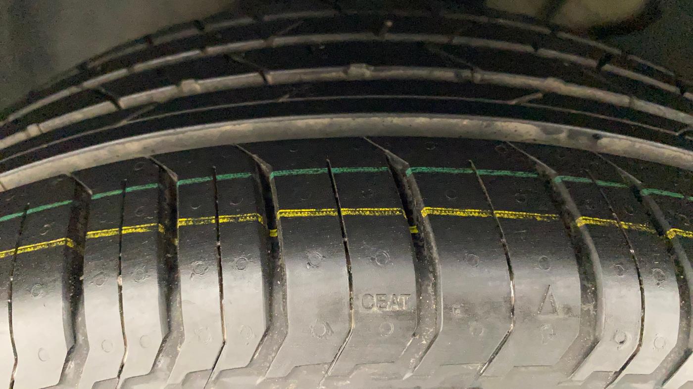 2012 Volkswagen Jetta COMFORTLINE TSI, Petrol, Manual, 31,499 km, Left Front Tyre Tread