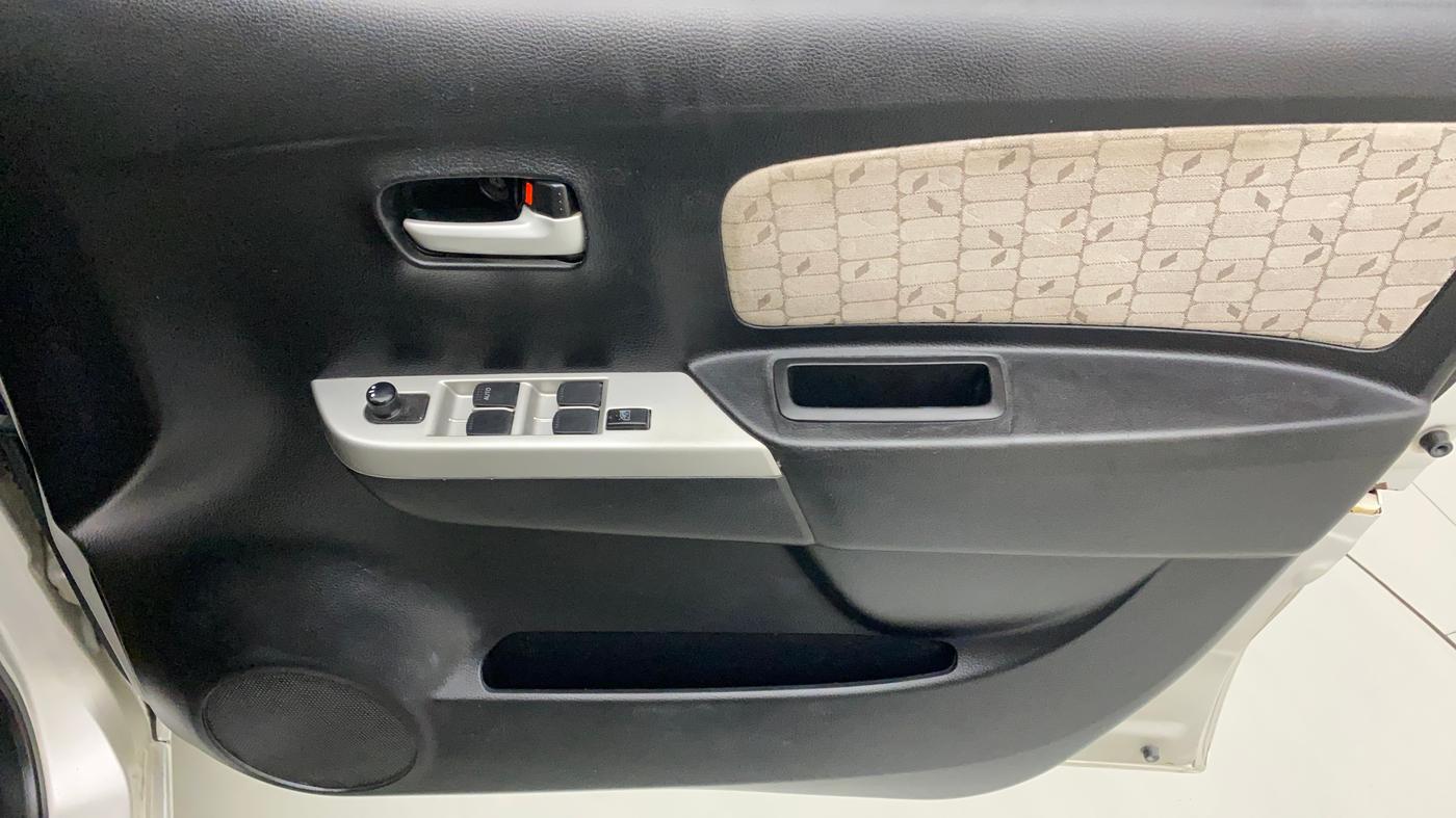 2014 Maruti Wagon R 1.0 VXI, Petrol, Manual, 72,090 km, Driver Side Door Panels Control