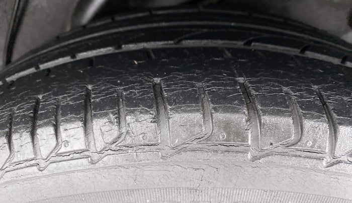 2013 Hyundai Verna FLUIDIC 1.6 SX VTVT, Petrol, Manual, 73,632 km, Left Front Tyre Tread