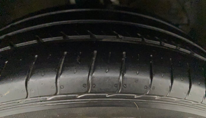 2017 Maruti Baleno DELTA PETROL 1.2, Petrol, Manual, 67,280 km, Right Front Tyre Tread