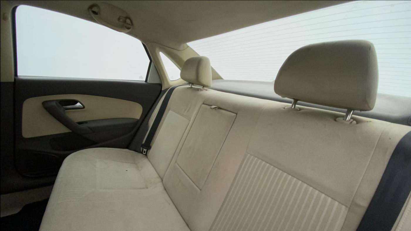 2010 Volkswagen Vento HIGHLINE 1.6 MPI, Petrol, Manual, 1,21,832 km, Right Side Rear Door Cabin