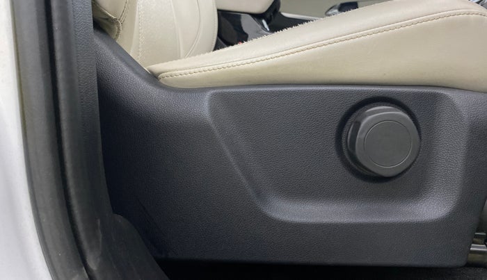 2022 Mahindra XUV700 AX 7 LUXURY D AT 7 STR, Diesel, Automatic, 93,680 km, Driver Side Adjustment Panel