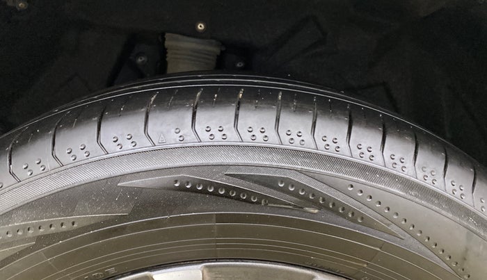 2022 Mahindra XUV700 AX 7 LUXURY D AT 7 STR, Diesel, Automatic, 93,680 km, Right Rear Tyre Tread