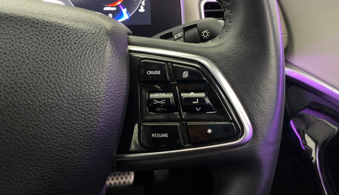 2022 Mahindra XUV700 AX 7 LUXURY D AT 7 STR, Diesel, Automatic, 93,680 km, Adaptive Cruise Control
