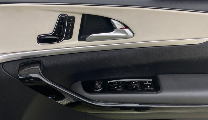 2022 Mahindra XUV700 AX 7 LUXURY D AT 7 STR, Diesel, Automatic, 93,680 km, Driver Side Door Panels Control