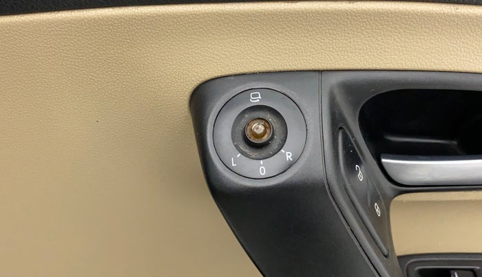 2017 Volkswagen Polo HIGHLINE1.5L, Diesel, Manual, 96,266 km, Right rear-view mirror - ORVM switch has minor damage