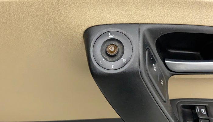 2017 Volkswagen Polo HIGHLINE1.5L, Diesel, Manual, 96,266 km, Left rear-view mirror - ORVM switch has minor damage